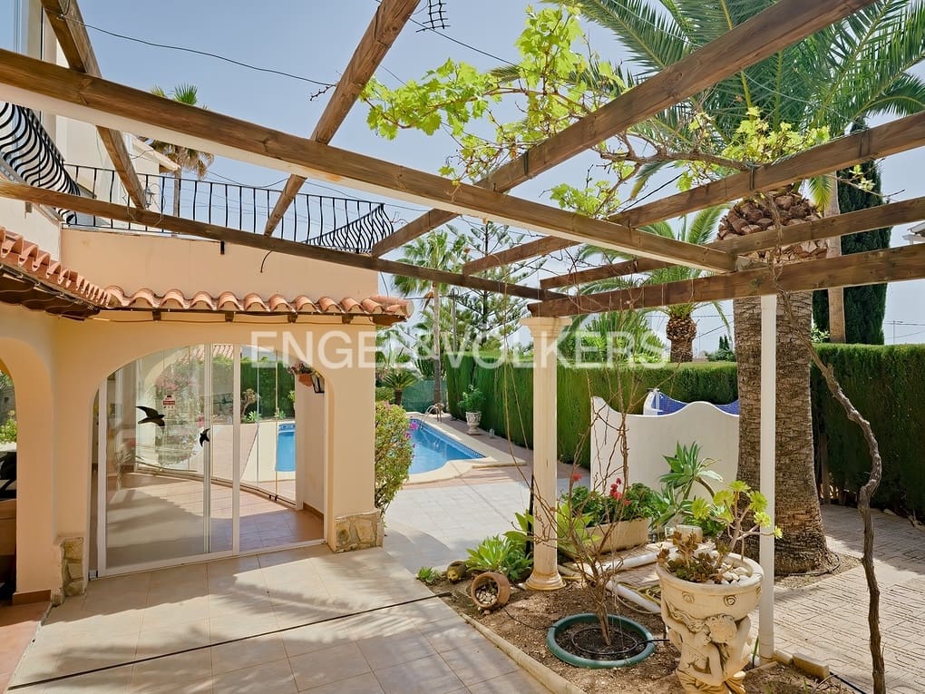 5 makuuhuone Huvila myytävänä paikassa Calpe / Calp mukana uima-altaan 
autotalli - 795 000 € (Ref: 8205582)