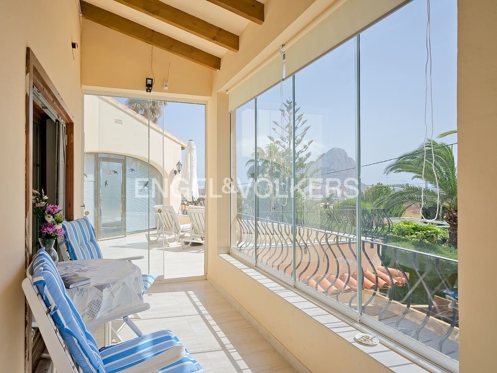 5 makuuhuone Huvila myytävänä paikassa Calpe / Calp mukana uima-altaan 
autotalli - 795 000 € (Ref: 8205582)