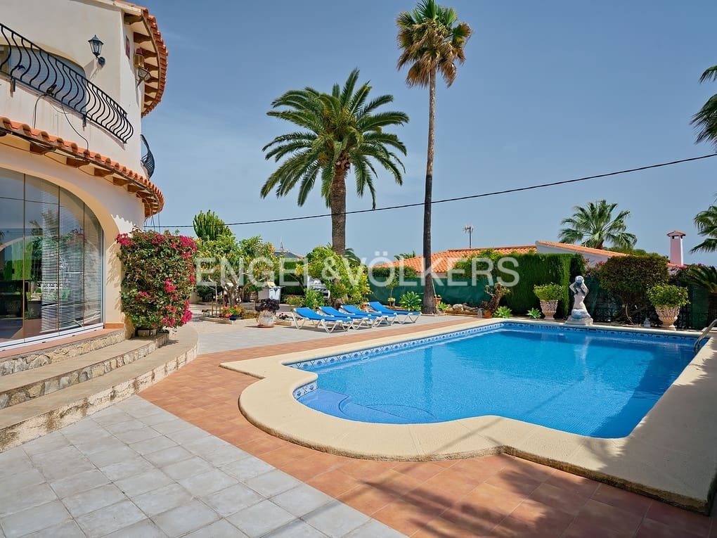 5 makuuhuone Huvila myytävänä paikassa Calpe / Calp mukana uima-altaan 
autotalli - 795 000 € (Ref: 8205582)