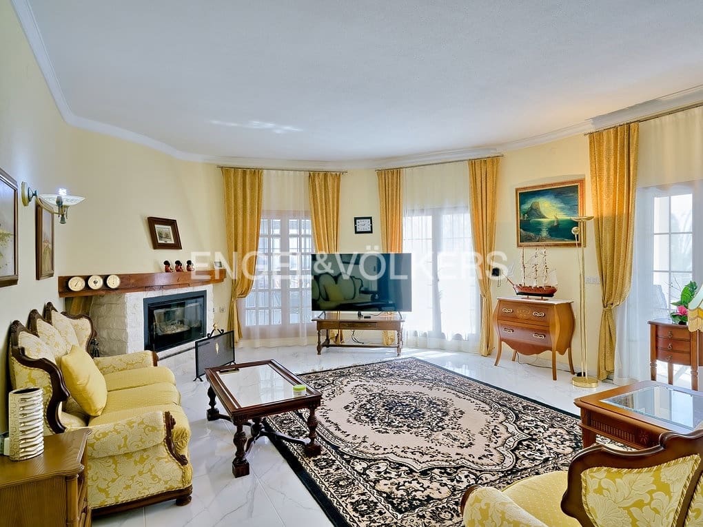 5 bedroom Villa for sale in Calpe / Calp with pool garage - € 795,000 (Ref: 8205582)