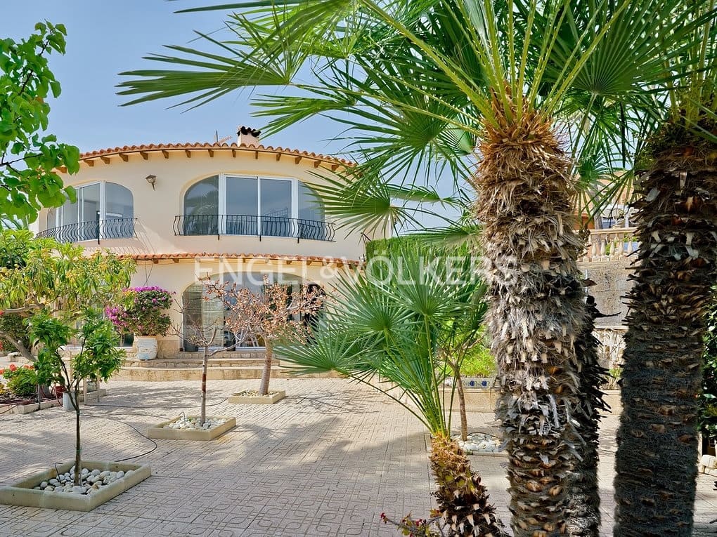 5 bedroom Villa for sale in Calpe / Calp with pool garage - € 795,000 (Ref: 8205582)