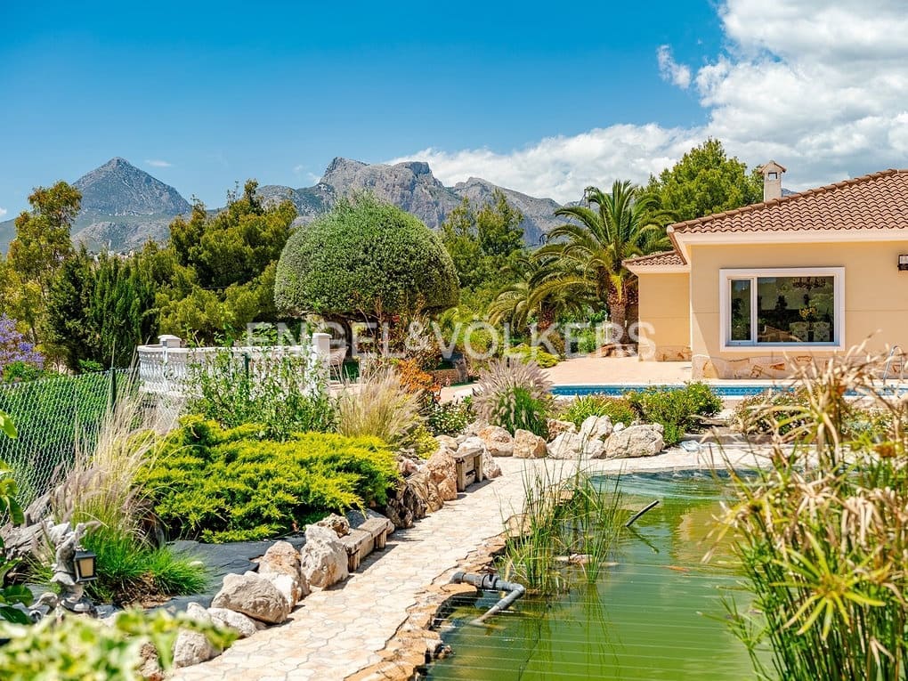 3 bedroom Villa for sale in Altea with pool garage - € 1,100,000 (Ref: 8350058)