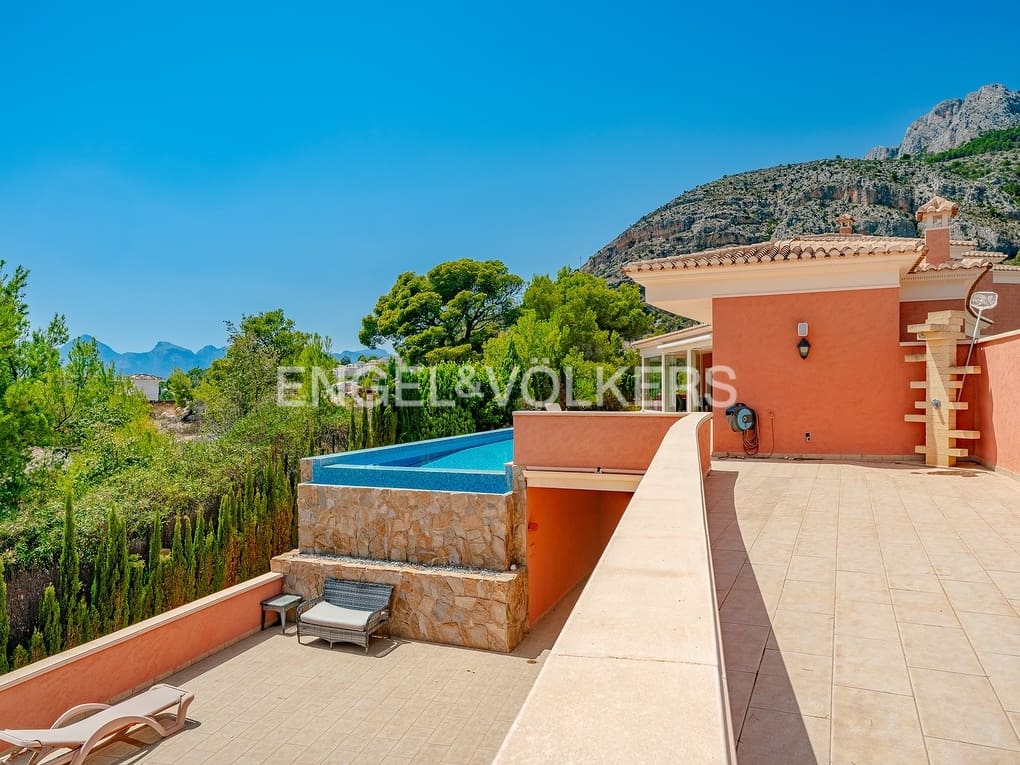 6 bedroom Villa for sale in Altea with pool garage - € 2,700,000 (Ref: 8462610)