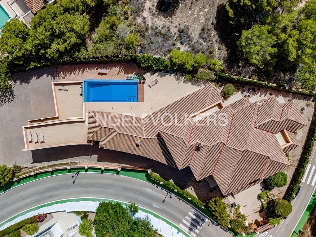 6 bedroom Villa for sale in Altea with pool garage - € 2,700,000 (Ref: 8462610)