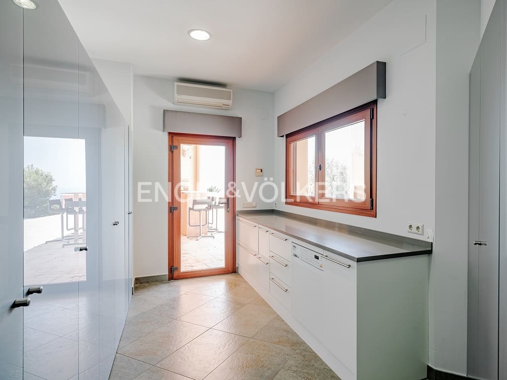 6 bedroom Villa for sale in Altea with pool garage - € 2,700,000 (Ref: 8462610)