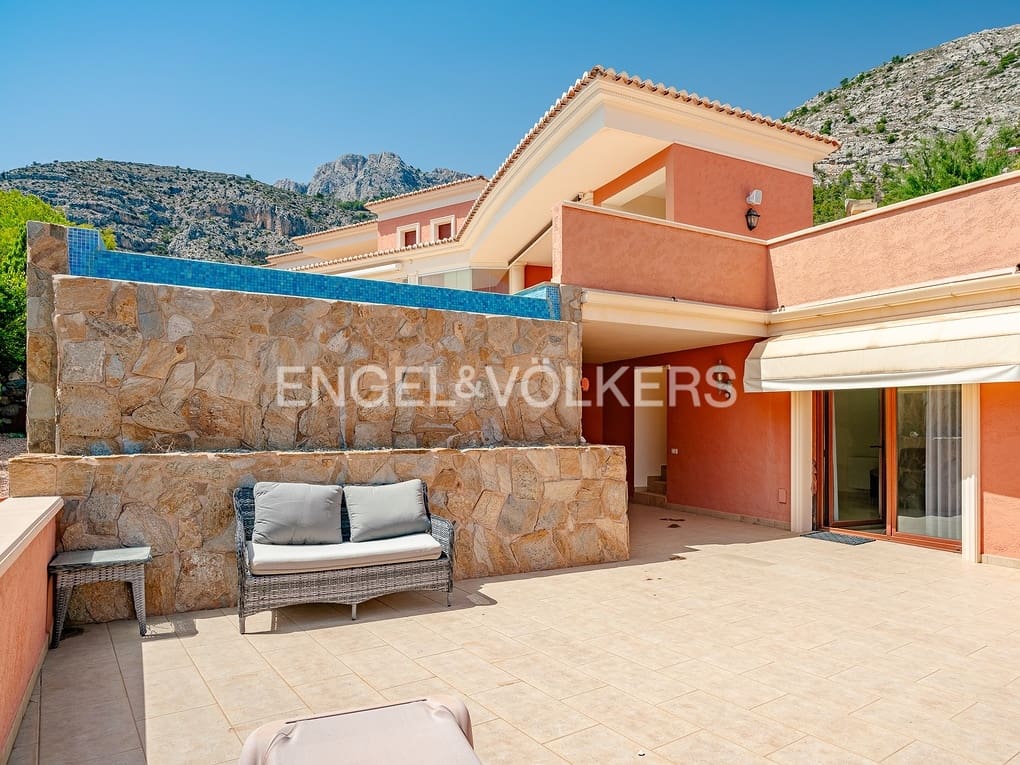 6 bedroom Villa for sale in Altea with pool garage - € 2,700,000 (Ref: 8462610)