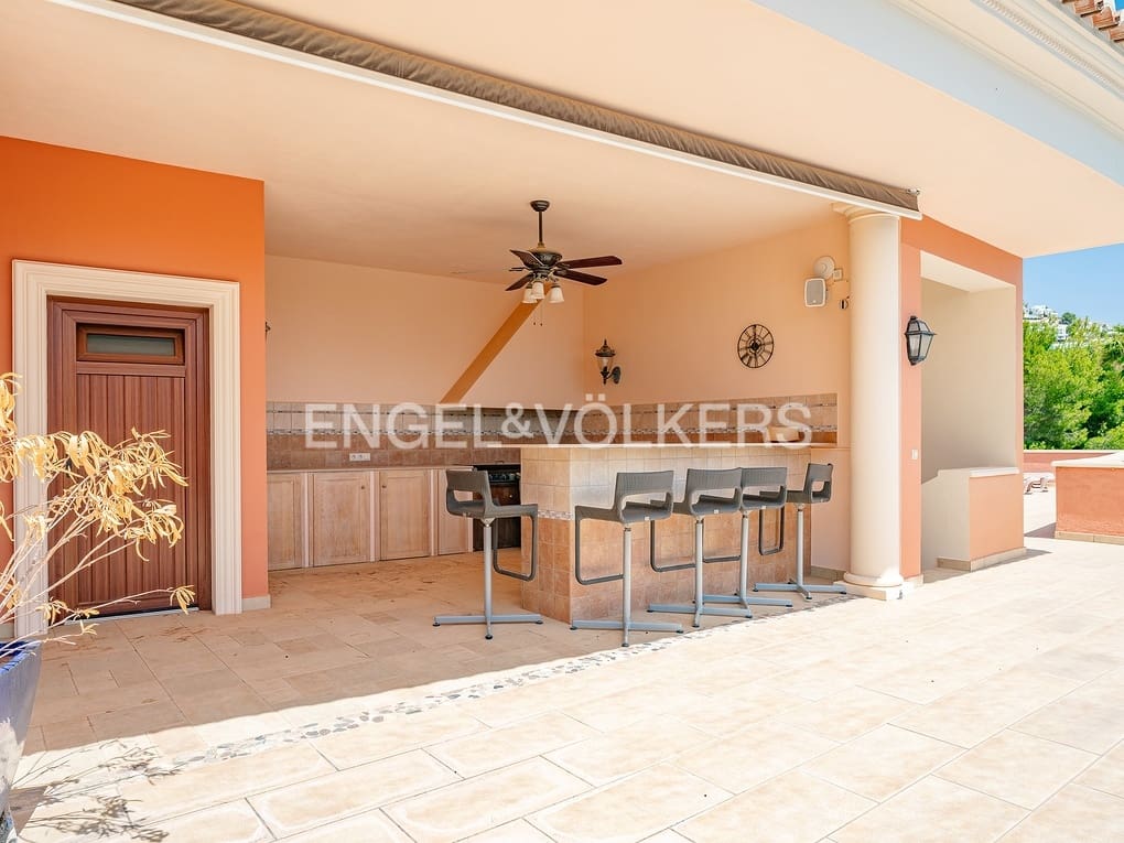 6 bedroom Villa for sale in Altea with pool garage - € 2,700,000 (Ref: 8462610)