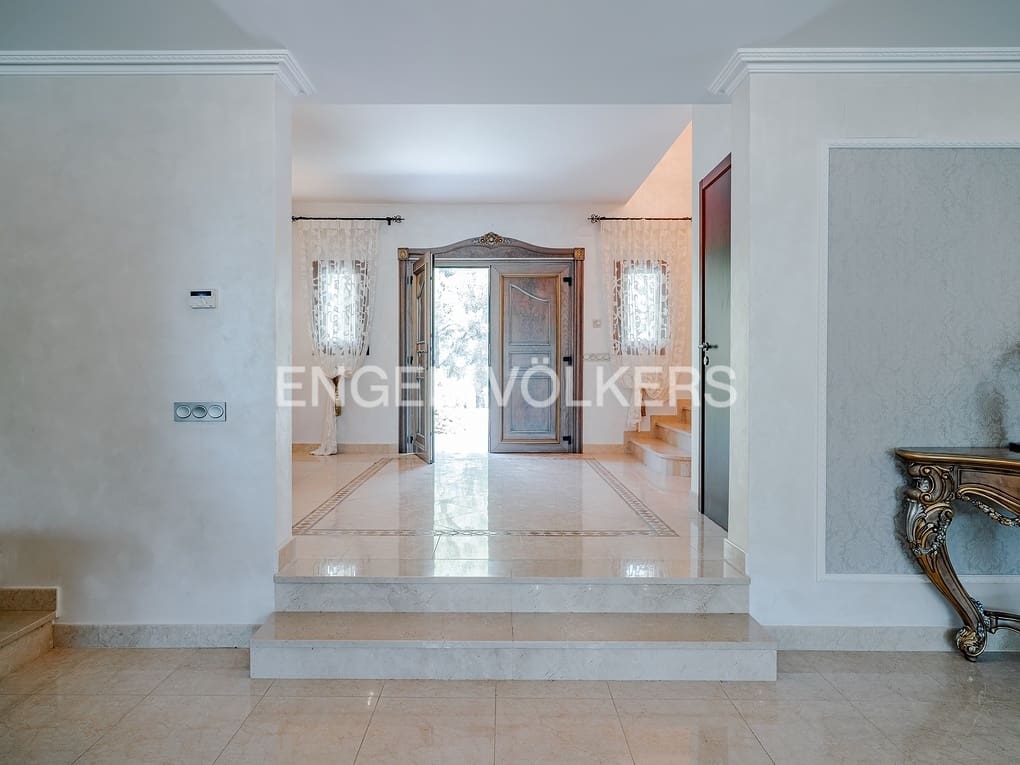 6 bedroom Villa for sale in Altea with pool garage - € 2,700,000 (Ref: 8462610)