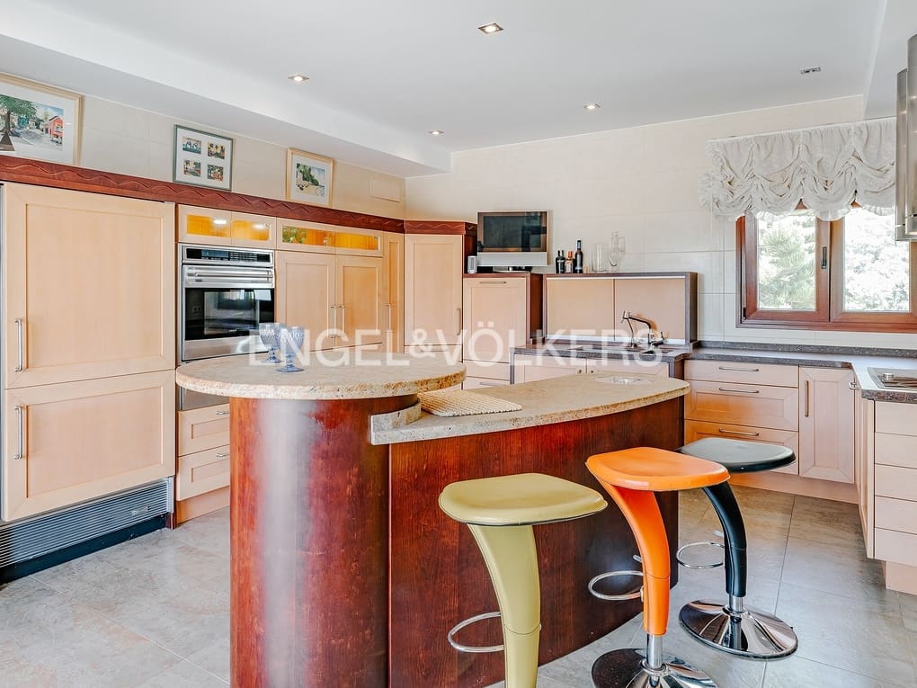 6 bedroom Villa for sale in Altea with pool garage - € 2,700,000 (Ref: 8462610)