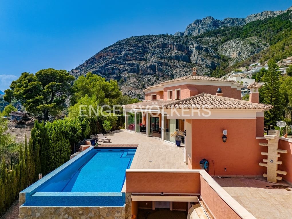 6 bedroom Villa for sale in Altea with pool garage - € 2,700,000 (Ref: 8462610)