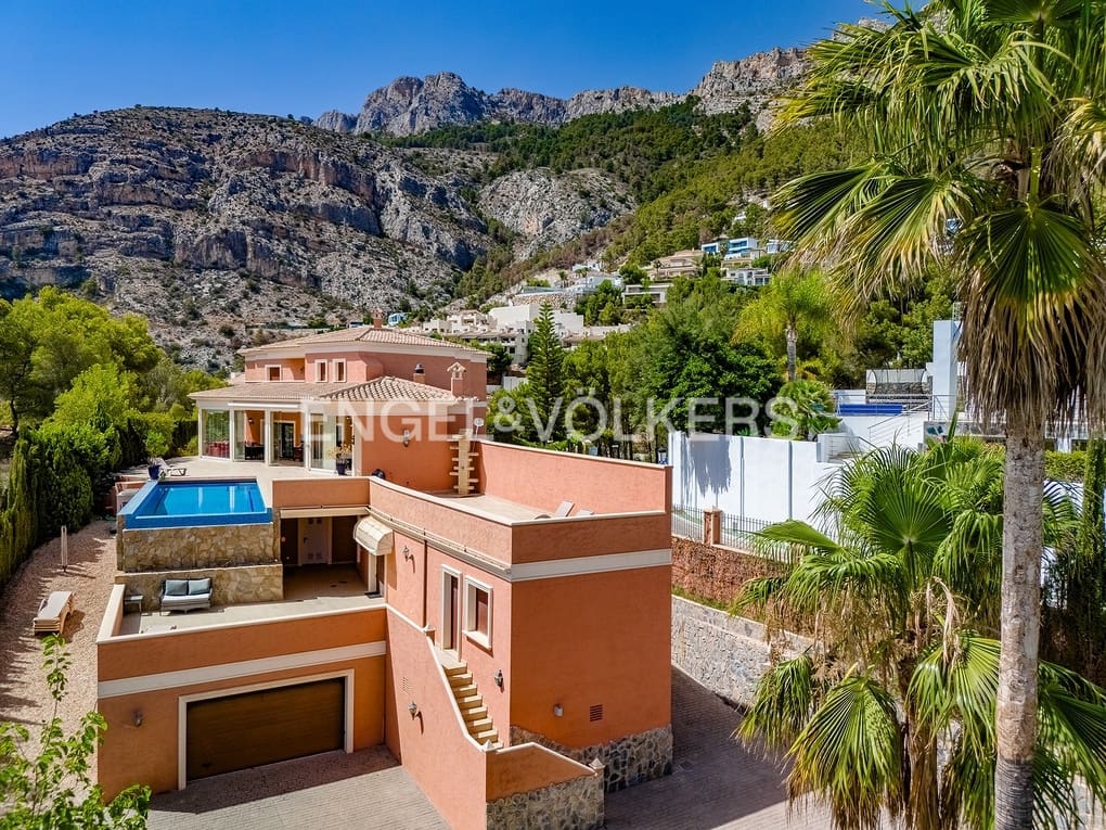 6 bedroom Villa for sale in Altea with pool garage - € 2,700,000 (Ref: 8462610)