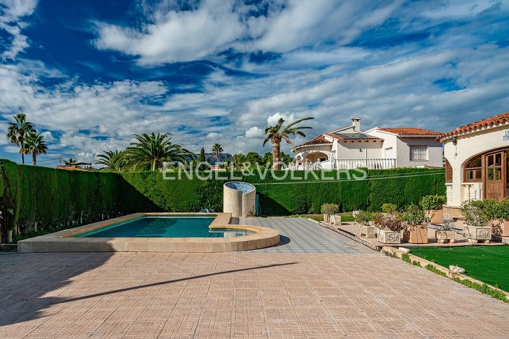 4 soveværelse Villa til salg i Calpe / Calp med swimmingpool garage - € 550.000 (Ref: 8647450)