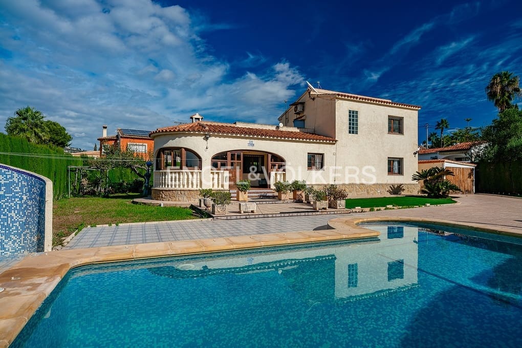 4 soveværelse Villa til salg i Calpe / Calp med swimmingpool garage - € 550.000 (Ref: 8647450)