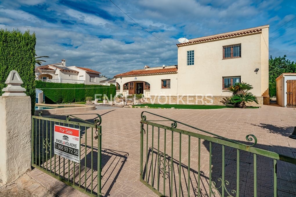 4 soveværelse Villa til salg i Calpe / Calp med swimmingpool garage - € 550.000 (Ref: 8647450)