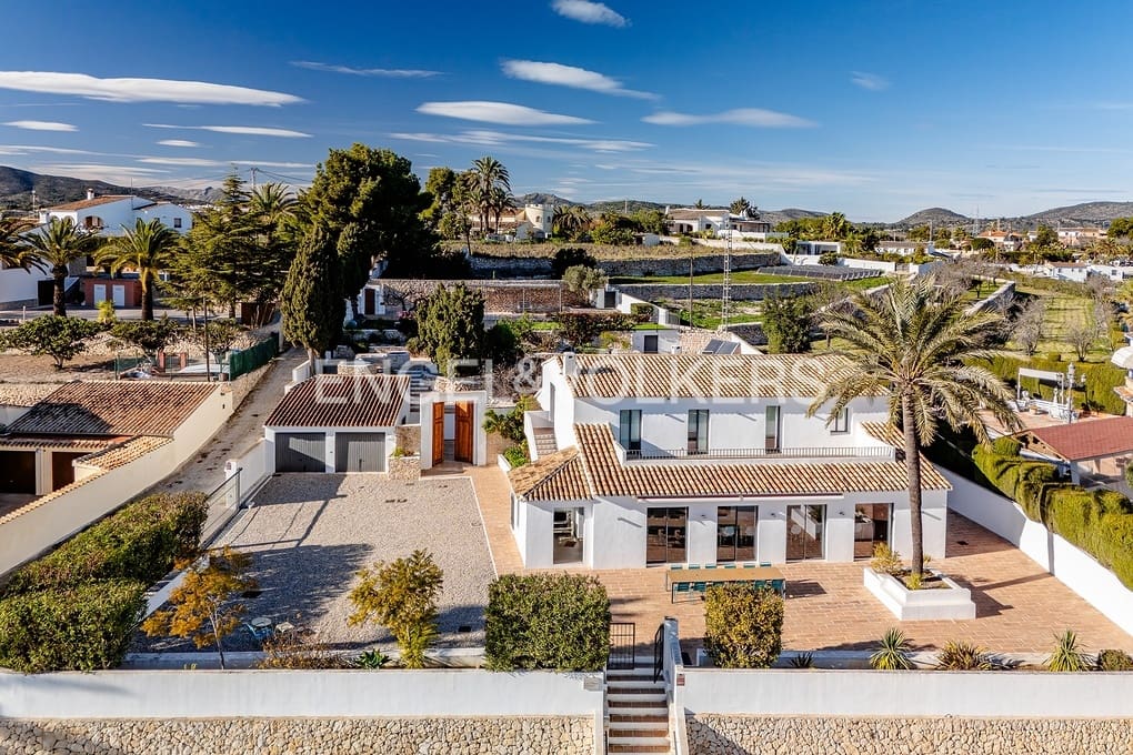 6 soveværelse Finca/Landehus til salg i Moraira med swimmingpool garage - € 1.595.000 (Ref: 8736586)