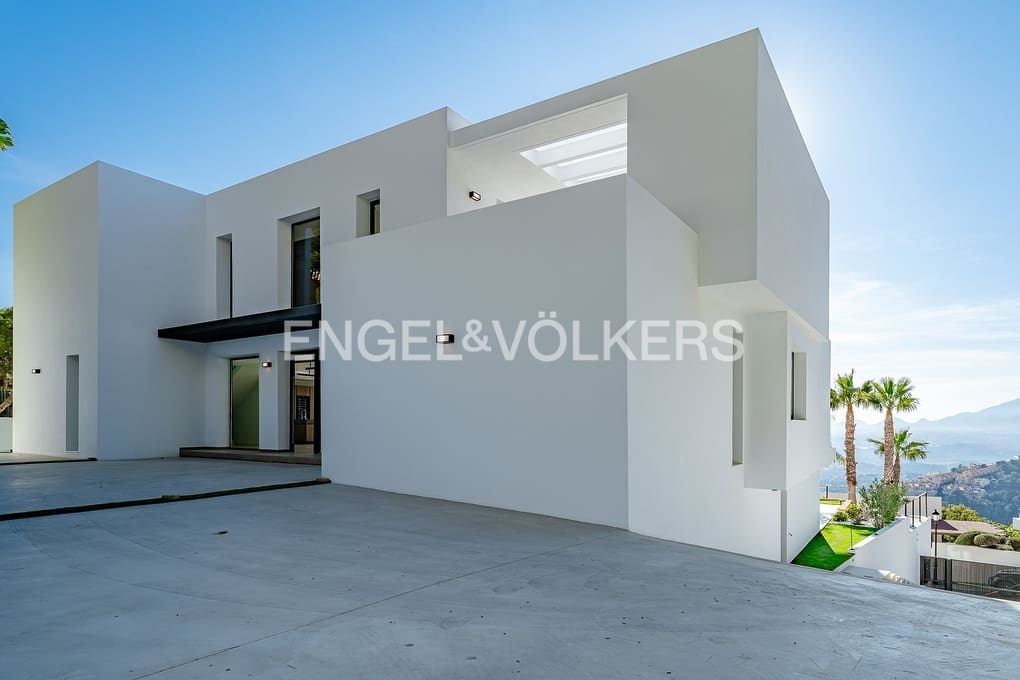 4 bedroom Villa for sale in Altea with pool garage - € 2,690,000 (Ref: 8839882)