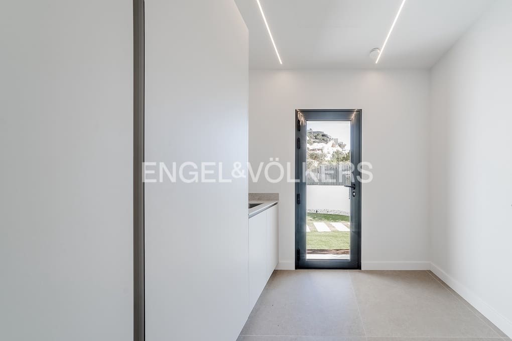 4 bedroom Villa for sale in Altea with pool garage - € 2,690,000 (Ref: 8839882)