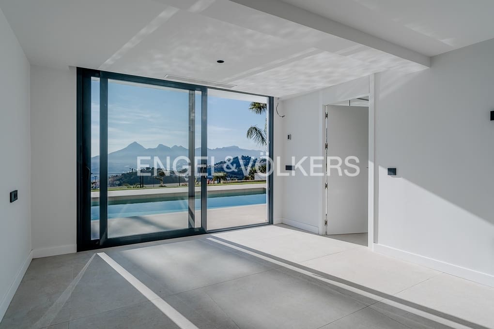 4 bedroom Villa for sale in Altea with pool garage - € 2,690,000 (Ref: 8839882)
