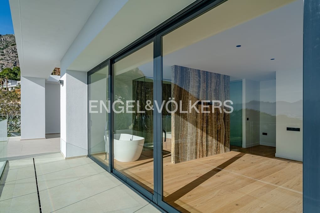 4 bedroom Villa for sale in Altea with pool garage - € 2,690,000 (Ref: 8839882)