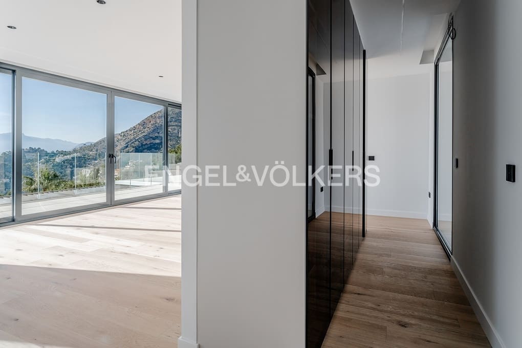 4 bedroom Villa for sale in Altea with pool garage - € 2,690,000 (Ref: 8839882)