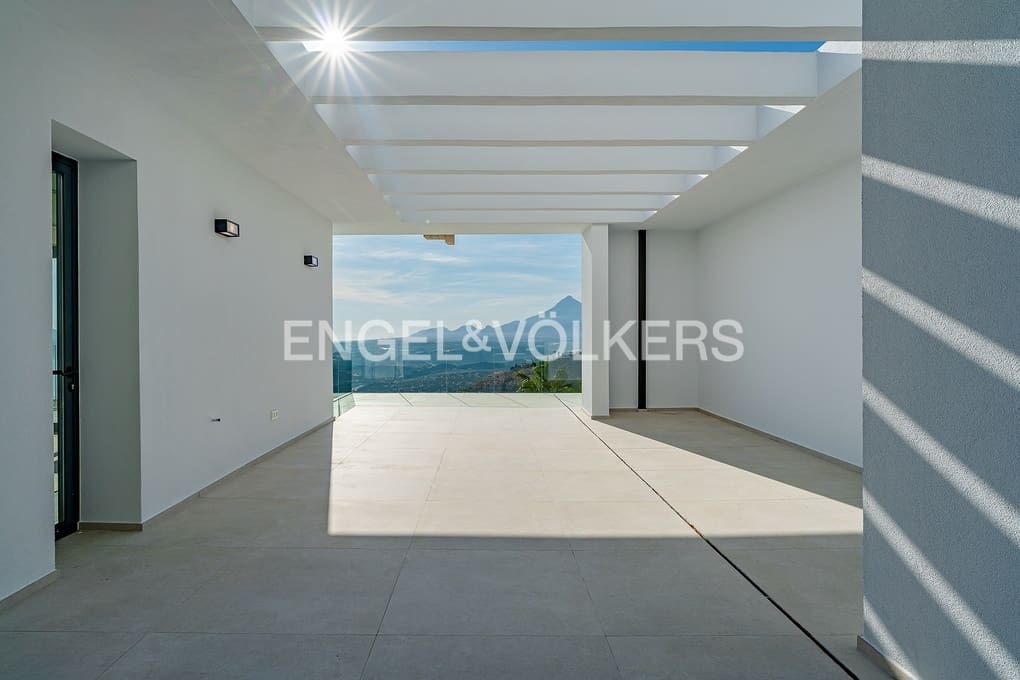 4 bedroom Villa for sale in Altea with pool garage - € 2,690,000 (Ref: 8839882)