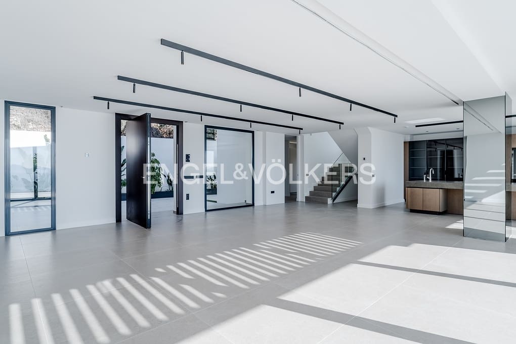 4 bedroom Villa for sale in Altea with pool garage - € 2,690,000 (Ref: 8839882)