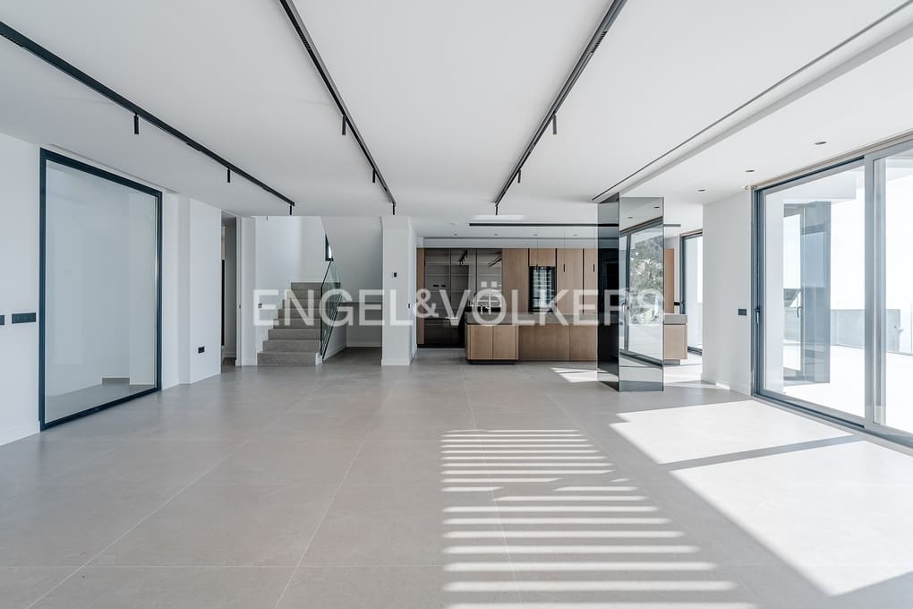 4 bedroom Villa for sale in Altea with pool garage - € 2,690,000 (Ref: 8839882)