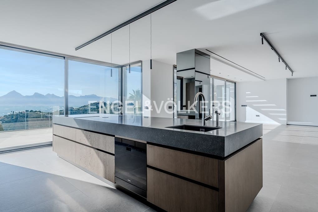 4 bedroom Villa for sale in Altea with pool garage - € 2,690,000 (Ref: 8839882)