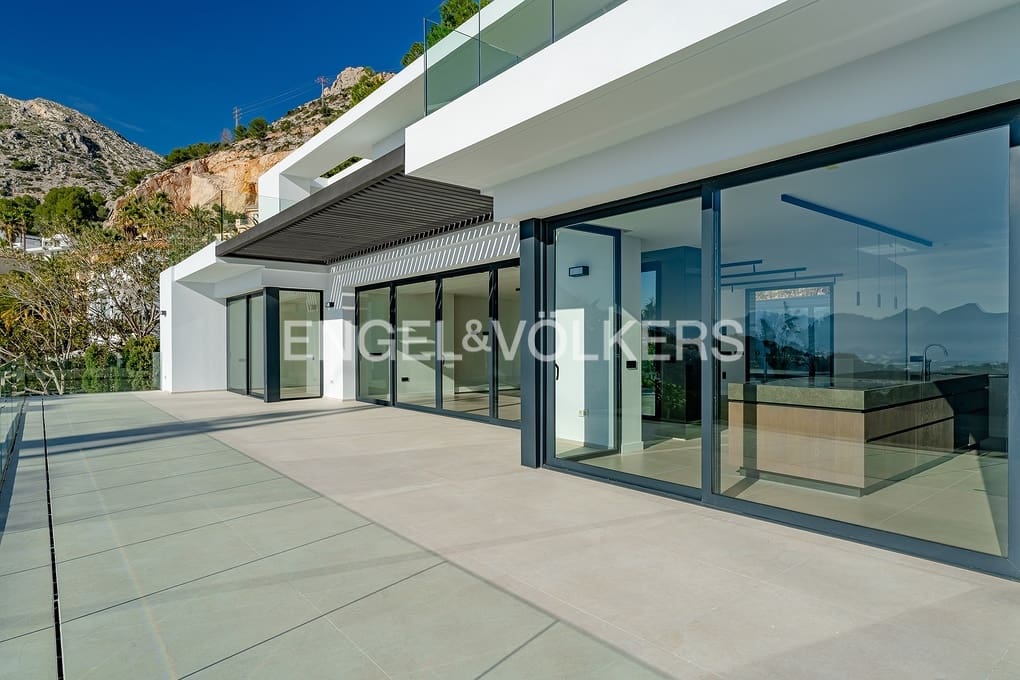 4 bedroom Villa for sale in Altea with pool garage - € 2,690,000 (Ref: 8839882)