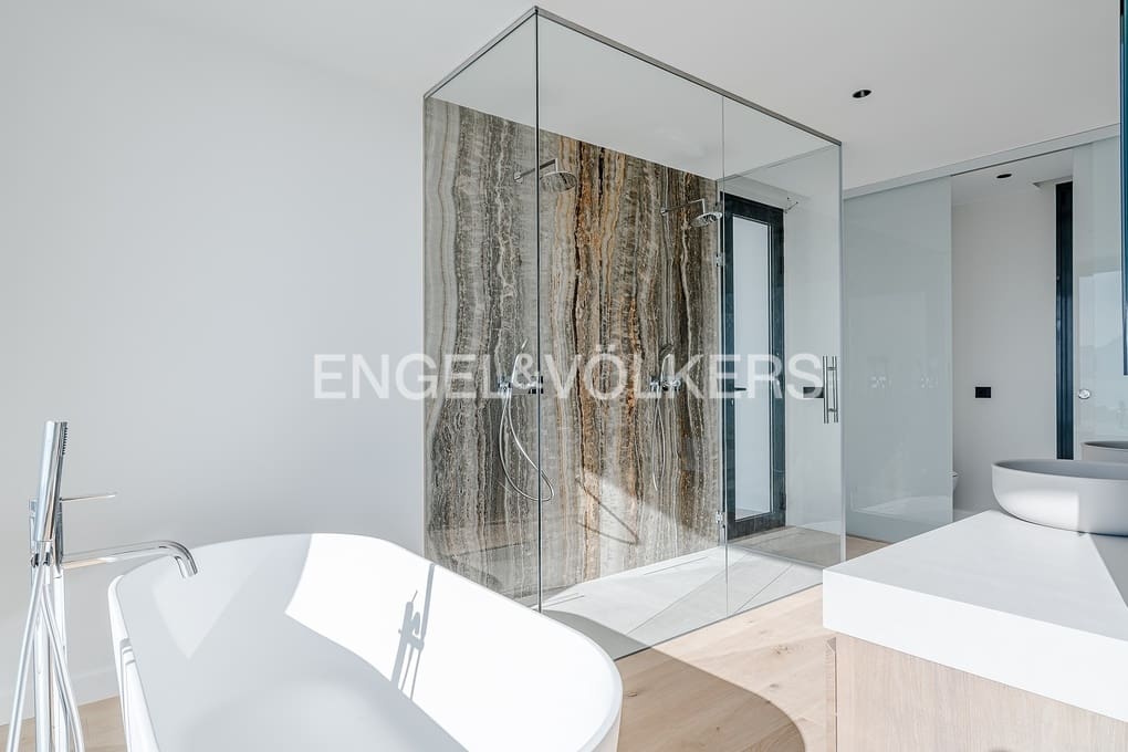 4 bedroom Villa for sale in Altea with pool garage - € 2,690,000 (Ref: 8839882)