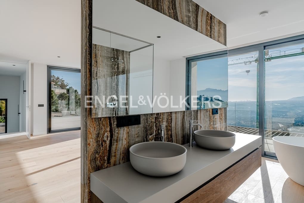 4 bedroom Villa for sale in Altea with pool garage - € 2,690,000 (Ref: 8839882)