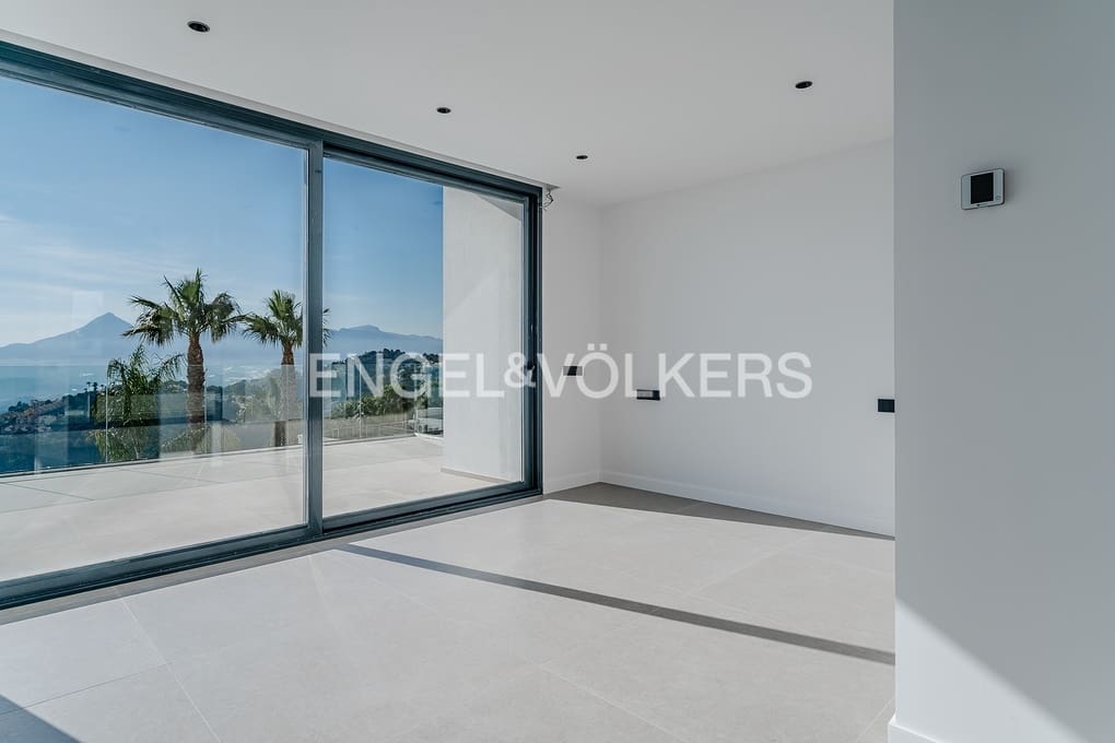 4 bedroom Villa for sale in Altea with pool garage - € 2,690,000 (Ref: 8839882)