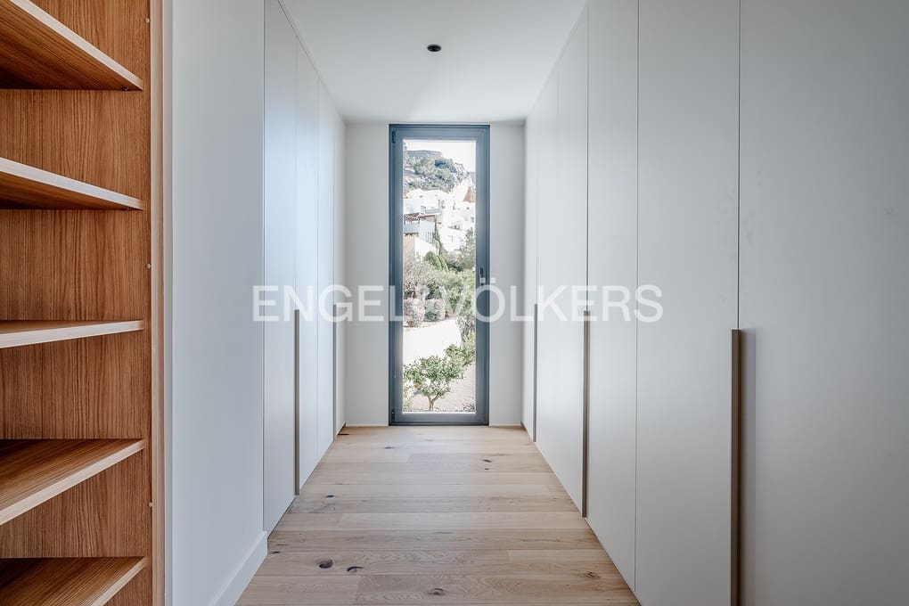 4 bedroom Villa for sale in Altea with pool garage - € 2,690,000 (Ref: 8839882)