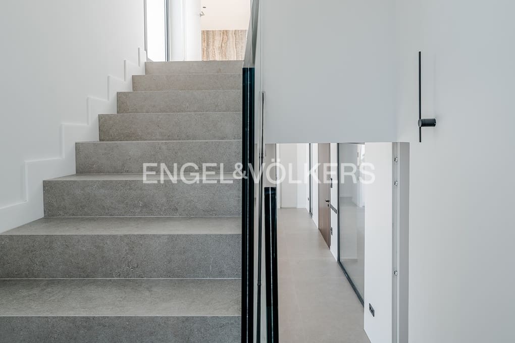 4 bedroom Villa for sale in Altea with pool garage - € 2,690,000 (Ref: 8839882)