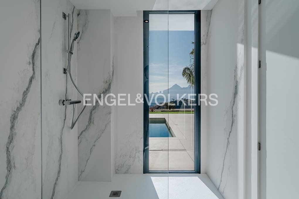 4 bedroom Villa for sale in Altea with pool garage - € 2,690,000 (Ref: 8839882)