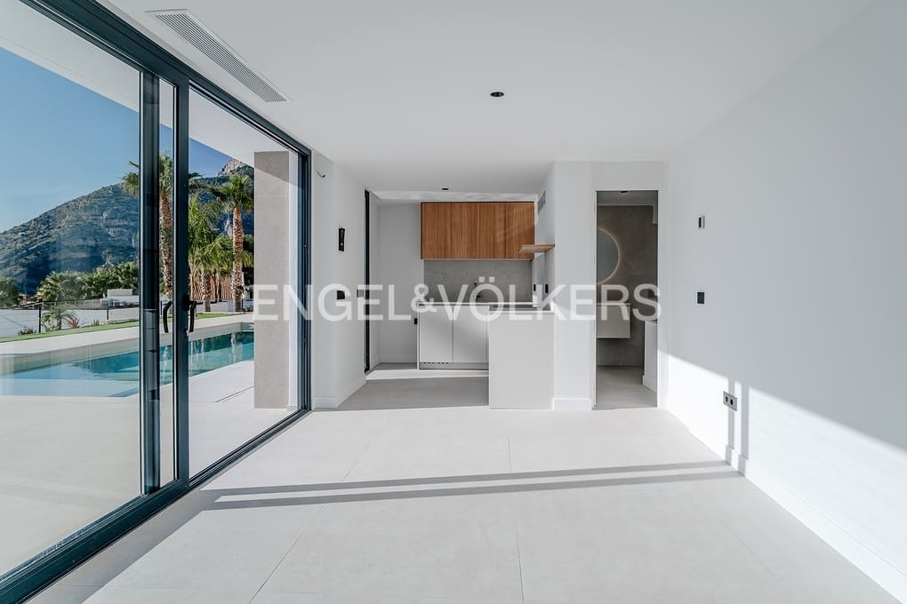 4 bedroom Villa for sale in Altea with pool garage - € 2,690,000 (Ref: 8839882)