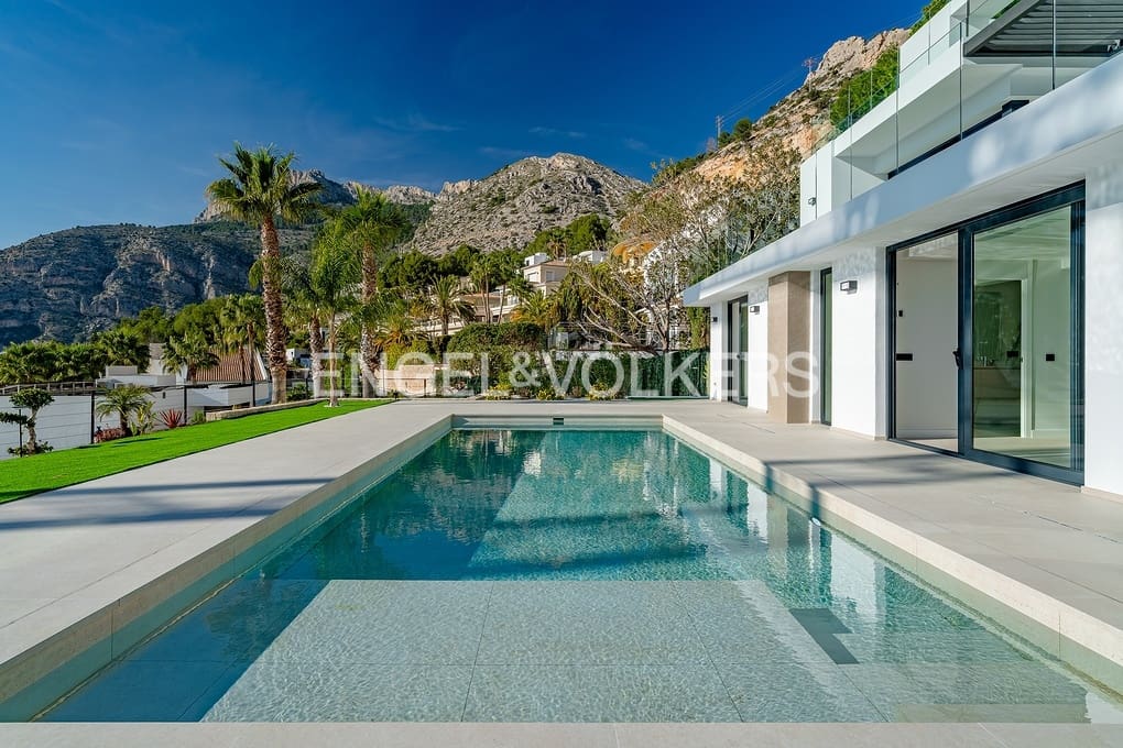 4 bedroom Villa for sale in Altea with pool garage - € 2,690,000 (Ref: 8839882)