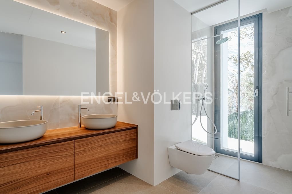 4 bedroom Villa for sale in Altea with pool garage - € 2,690,000 (Ref: 8839882)