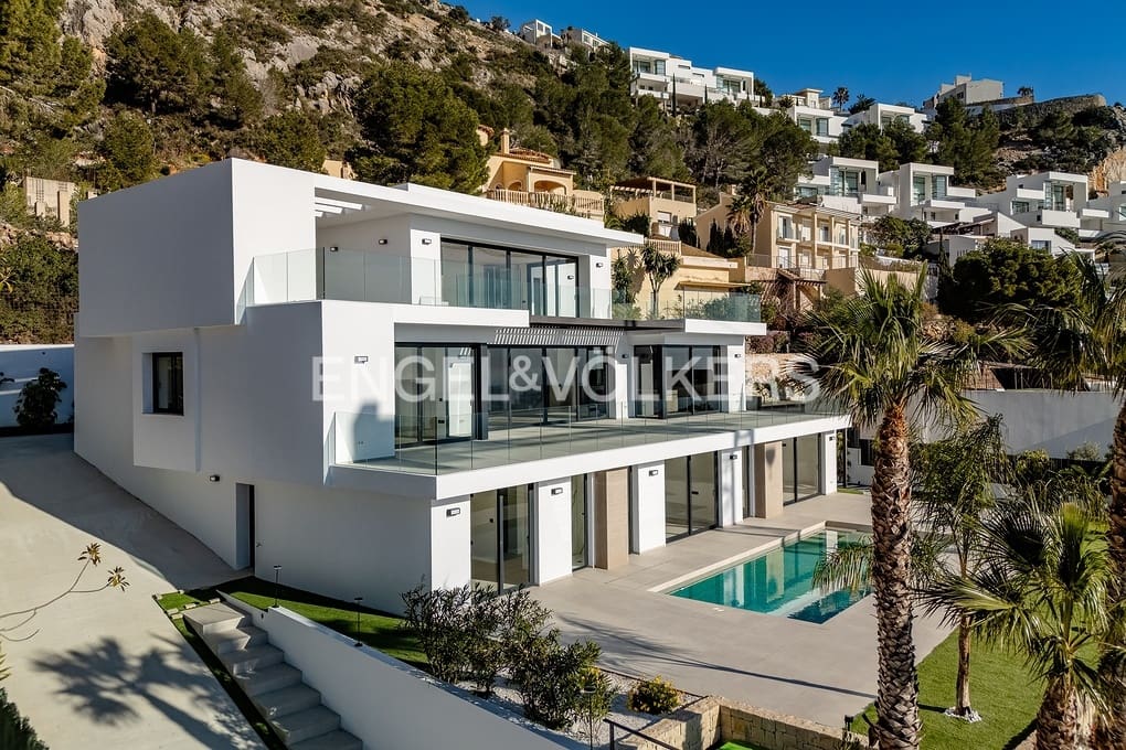 4 bedroom Villa for sale in Altea with pool garage - € 2,690,000 (Ref: 8839882)