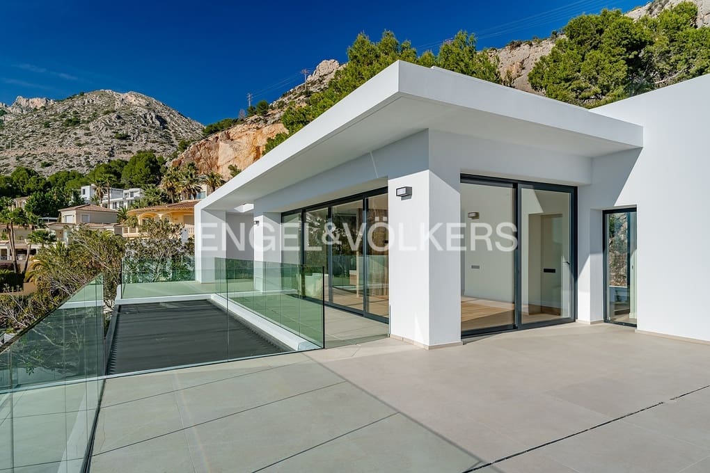 4 bedroom Villa for sale in Altea with pool garage - € 2,690,000 (Ref: 8839882)