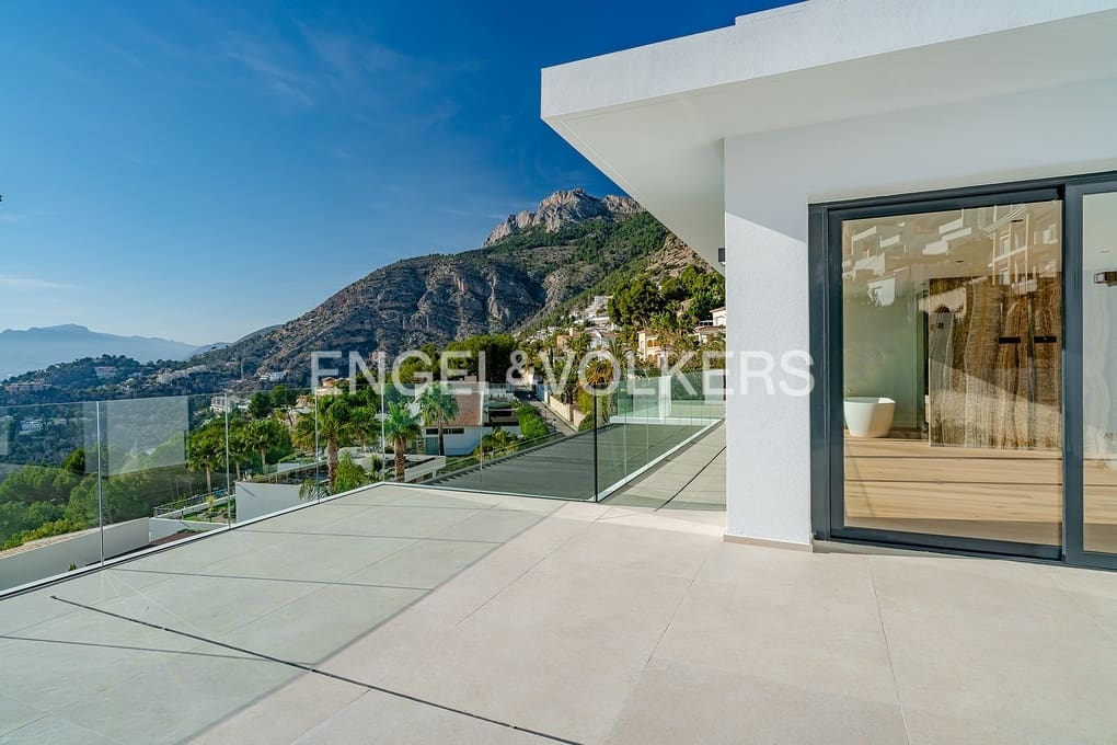 4 bedroom Villa for sale in Altea with pool garage - € 2,690,000 (Ref: 8839882)