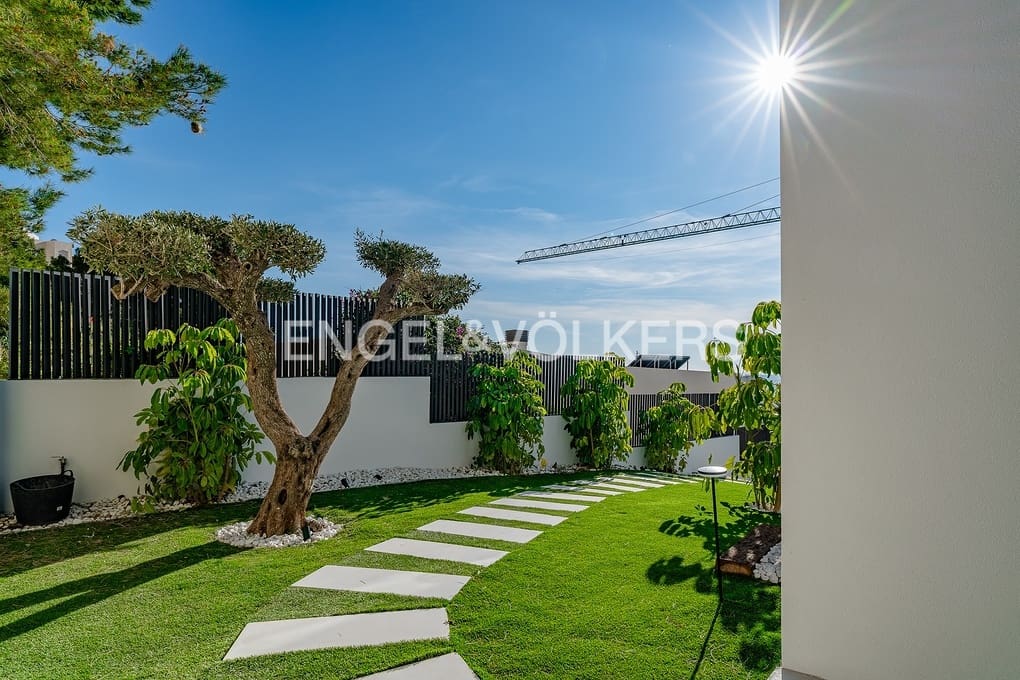 4 bedroom Villa for sale in Altea with pool garage - € 2,690,000 (Ref: 8839882)