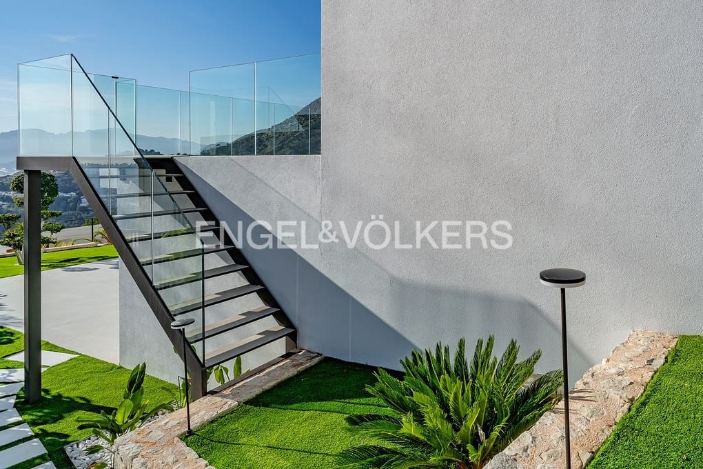 4 bedroom Villa for sale in Altea with pool garage - € 2,690,000 (Ref: 8839882)