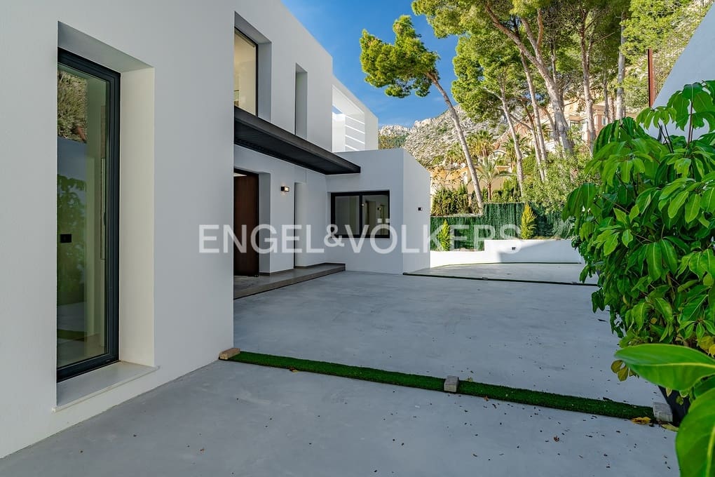 4 bedroom Villa for sale in Altea with pool garage - € 2,690,000 (Ref: 8839882)
