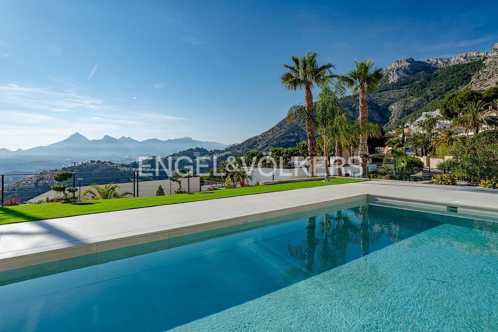 4 bedroom Villa for sale in Altea with pool garage - € 2,690,000 (Ref: 8839882)
