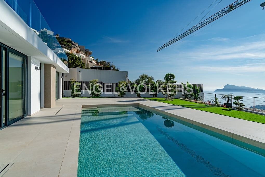 4 bedroom Villa for sale in Altea with pool garage - € 2,690,000 (Ref: 8839882)