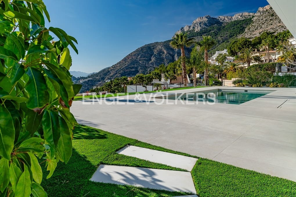 4 bedroom Villa for sale in Altea with pool garage - € 2,690,000 (Ref: 8839882)