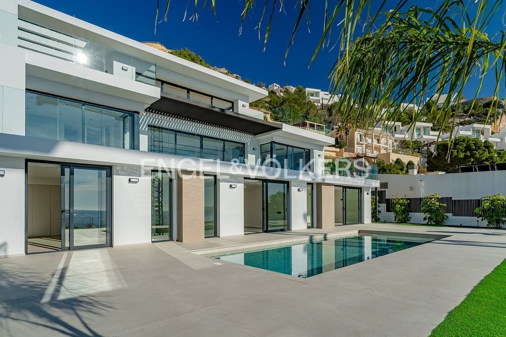 4 bedroom Villa for sale in Altea with pool garage - € 2,690,000 (Ref: 8839882)