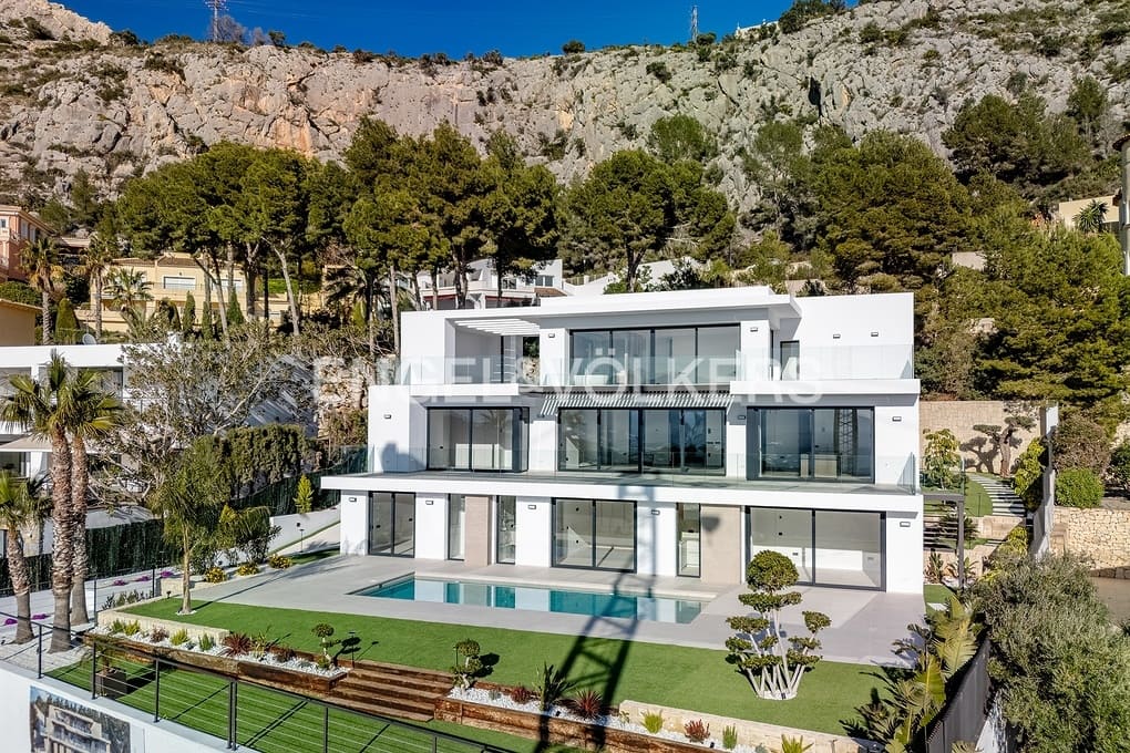 4 bedroom Villa for sale in Altea with pool garage - € 2,690,000 (Ref: 8839882)