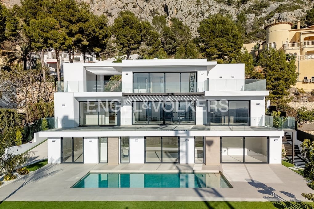 4 bedroom Villa for sale in Altea with pool garage - € 2,690,000 (Ref: 8839882)